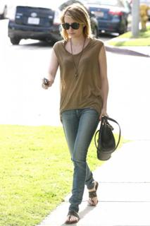 Emma Roberts feet photo thumbnail