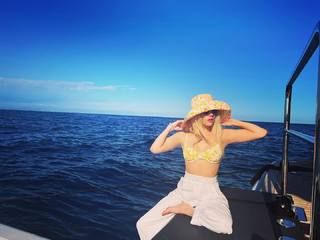 Emma Roberts feet photo thumbnail