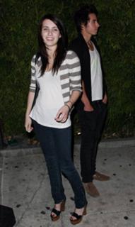 Emma Roberts feet photo thumbnail
