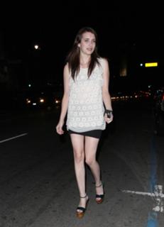 Emma Roberts feet photo thumbnail