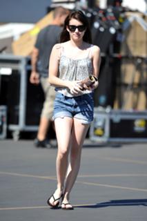 Emma Roberts feet photo thumbnail
