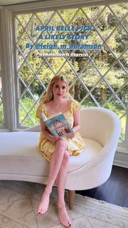 Emma Roberts feet photo thumbnail
