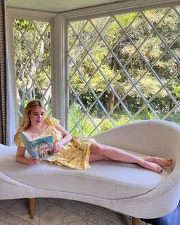 Emma Roberts feet photo thumbnail