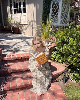 Emma Roberts feet photo thumbnail