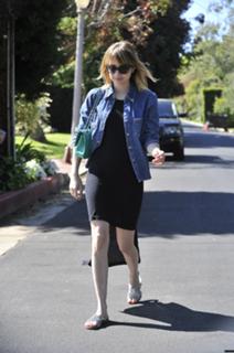 Emma Roberts feet photo thumbnail