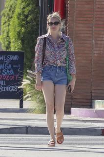Emma Roberts feet photo thumbnail