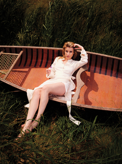 Emma Roberts feet photo thumbnail