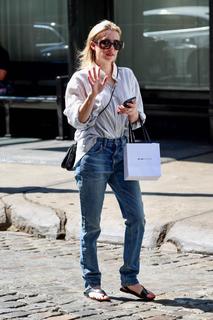 Emma Roberts feet photo thumbnail