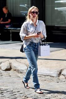 Emma Roberts feet photo thumbnail