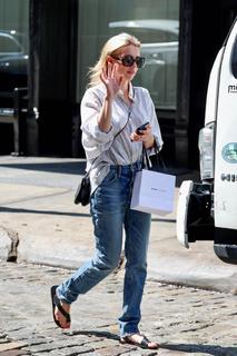 Emma Roberts feet photo thumbnail