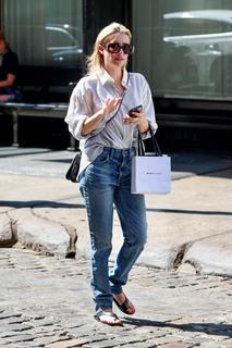 Emma Roberts feet photo thumbnail
