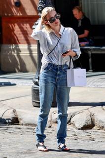 Emma Roberts feet photo thumbnail