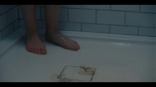 Emma Roberts feet photo thumbnail
