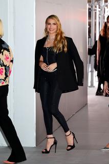 Emma Roberts feet photo thumbnail