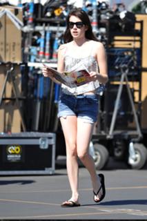 Emma Roberts feet photo thumbnail