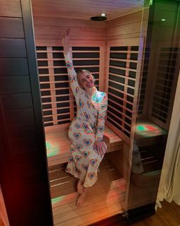 Emma Roberts feet photo thumbnail