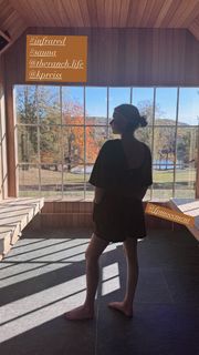 Emma Roberts feet photo thumbnail