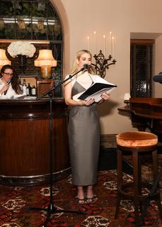 Emma Roberts feet photo thumbnail