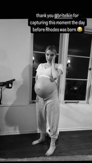 Emma Roberts feet photo thumbnail