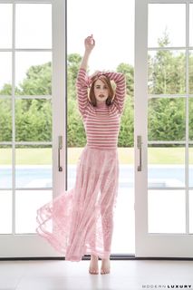 Emma Roberts feet photo thumbnail