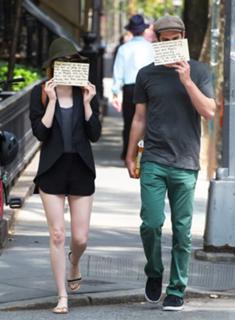 Emma Stone feet photo thumbnail