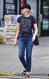 Emma Stone feet photo thumbnail