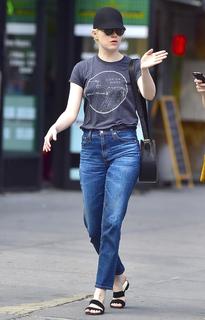 Emma Stone feet photo thumbnail