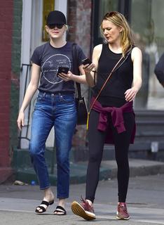 Emma Stone feet photo thumbnail