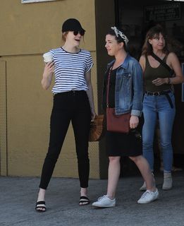 Emma Stone feet photo thumbnail