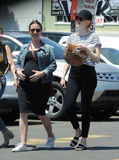 Emma Stone feet photo thumbnail