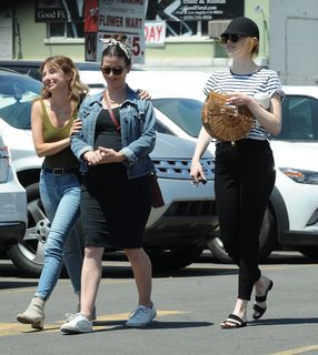 Emma Stone feet photo thumbnail
