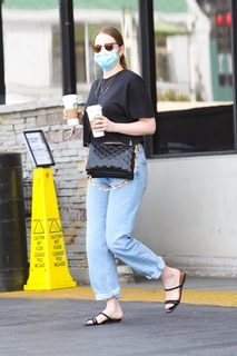 Emma Stone feet photo thumbnail