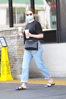 Emma Stone feet photo thumbnail