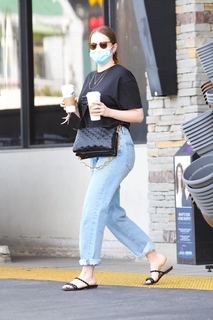 Emma Stone feet photo thumbnail