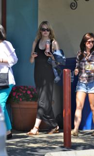 Emma Stone feet photo thumbnail