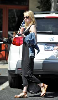 Emma Stone feet photo thumbnail