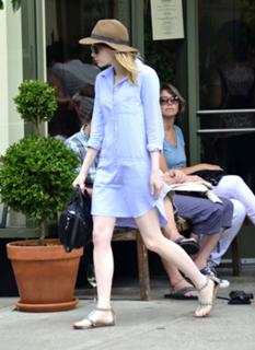 Emma Stone feet photo thumbnail