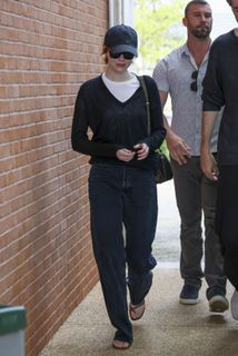 Emma Stone feet photo thumbnail