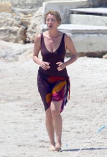 Emma Thompson feet photo thumbnail