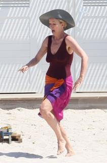 Emma Thompson feet photo thumbnail