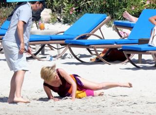 Emma Thompson feet photo thumbnail