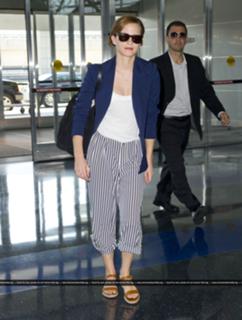 Emma Watson feet photo thumbnail