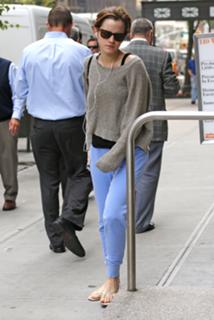 Emma Watson feet photo thumbnail