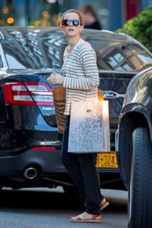 Emma Watson feet photo thumbnail