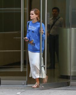 Emma Watson feet photo thumbnail