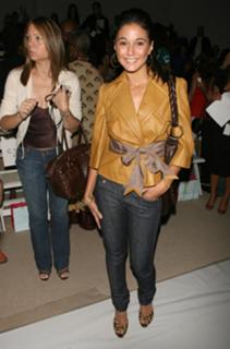 Emmanuelle Chriqui feet photo thumbnail