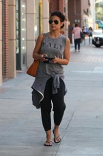 Emmanuelle Chriqui feet photo thumbnail