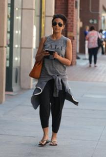 Emmanuelle Chriqui feet photo thumbnail