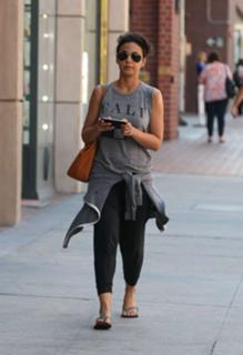 Emmanuelle Chriqui feet photo thumbnail