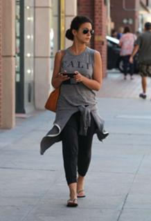 Emmanuelle Chriqui feet photo thumbnail